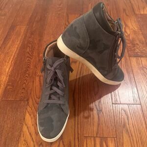 Linea Paolo Gaines Hidden Wedge Sneakers Womens 8.5 Camo Military Moto Chic Shoe